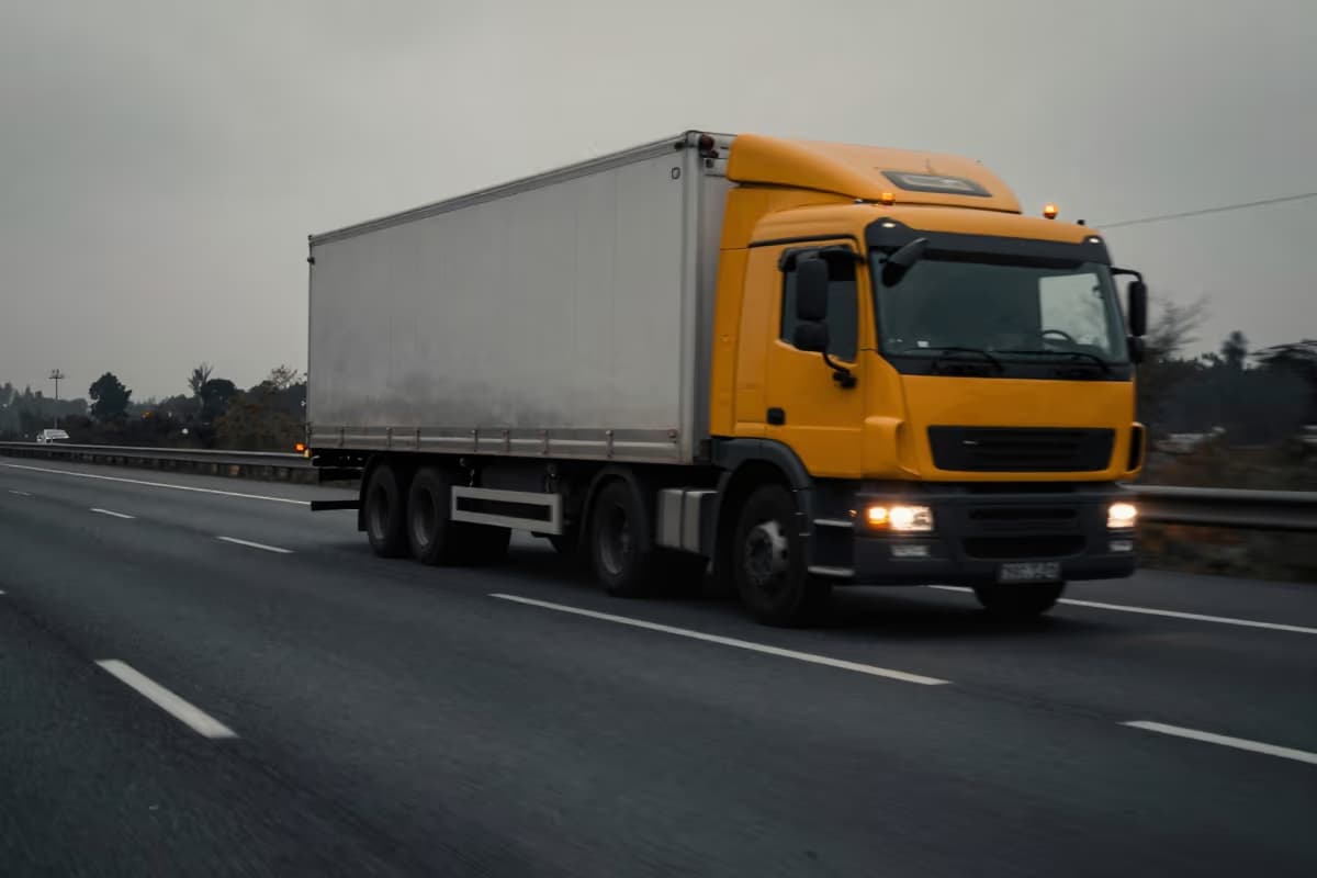 Lastzug auf der Autobahn in der Dämmerung